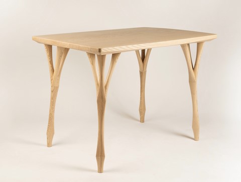 Table en frêne blanc prsésantant des formes originales